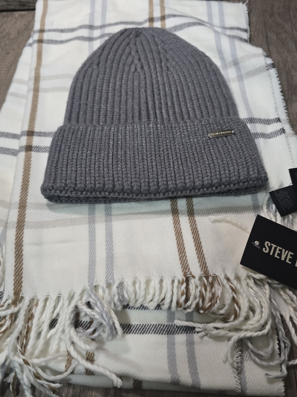 Steve Madden Gray Ribbed Cuffed Beanie With Scarf